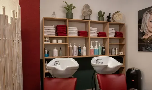 Waschplätze und Pflegeprodukte im Salon